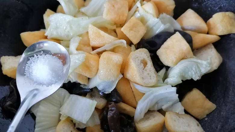 油豆腐炒白菜,加入一勺盐调味