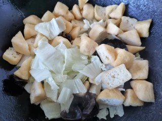 油豆腐炒白菜,加入一碗水