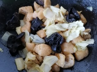 油豆腐炒白菜,等白菜和油豆腐变软即可出锅