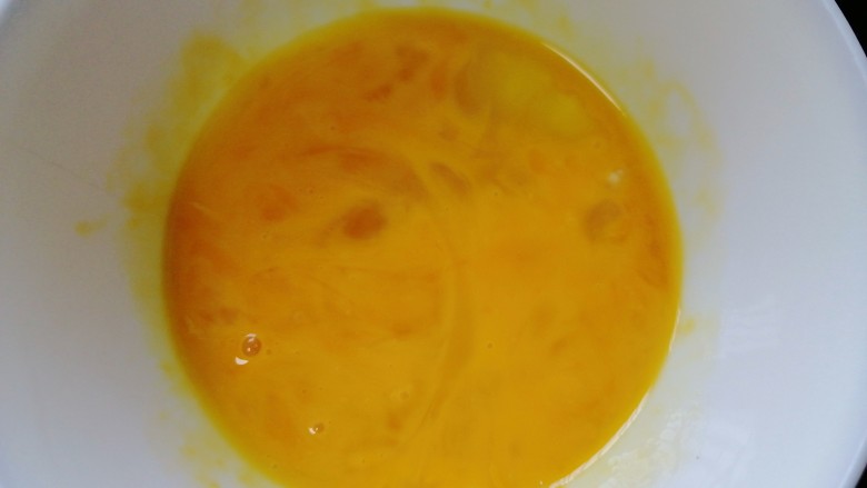 榨菜豆腐汤,将蛋液搅打均匀