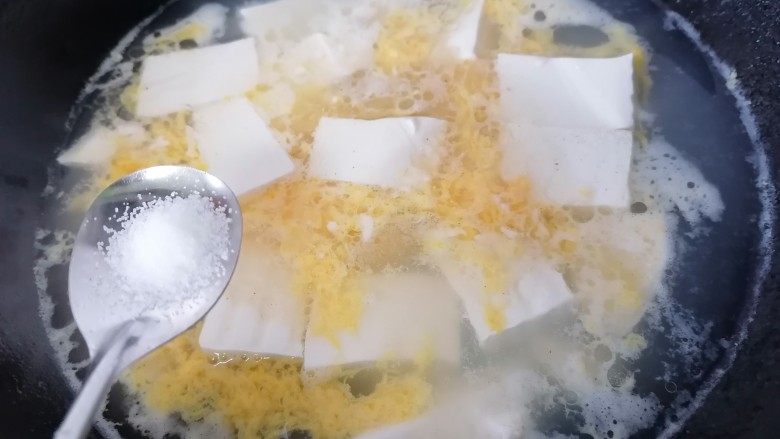 榨菜豆腐汤,加入一勺盐调味