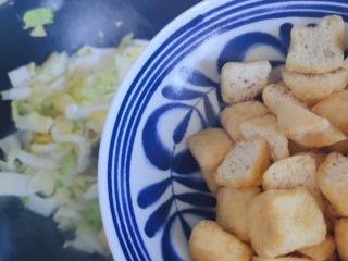油豆腐炒白菜,加入油豆腐