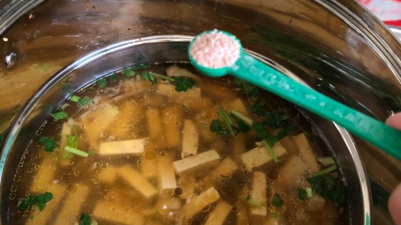 榨菜豆腐汤,放入少许，半勺盐