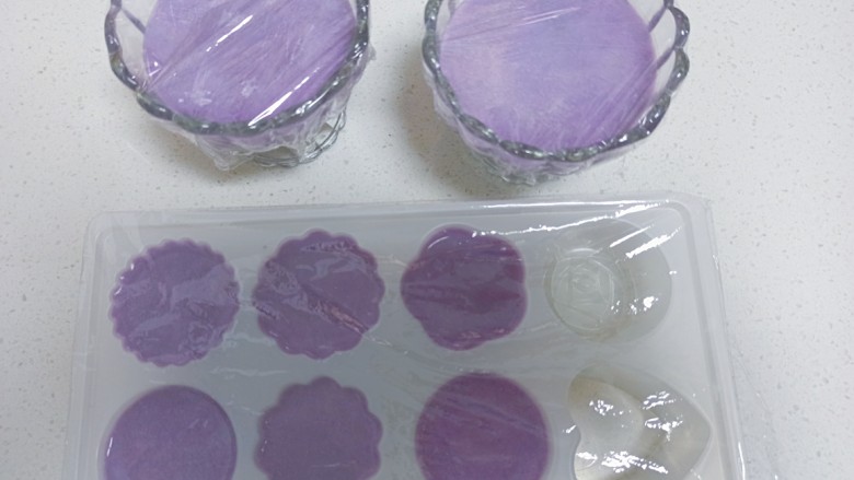 紫薯布丁,包上保鲜膜放入冰箱冷藏一小时即可