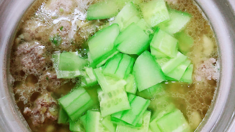 肉丸粉丝汤,粉丝大约煮三分钟后，放入黄瓜片。