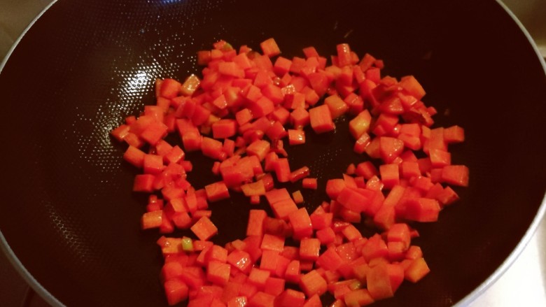 黄瓜炒胡萝卜,起油锅放入食用油加热，放入胡萝卜丁翻炒断生。