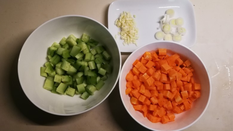 黄瓜炒胡萝卜,食材处理完毕。