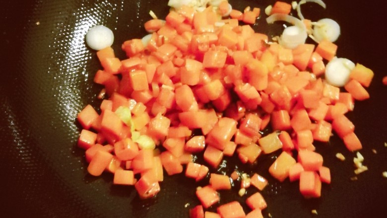 黄瓜炒胡萝卜,放入胡萝卜丁。