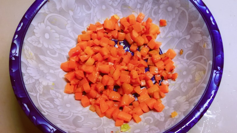 黄瓜炒胡萝卜,盛出备用。