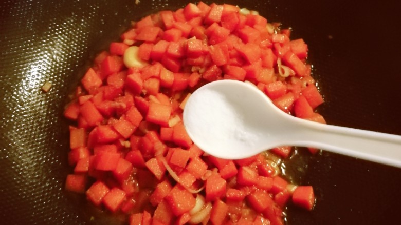 黄瓜炒胡萝卜,按照自己口味添加盐，翻炒均匀。