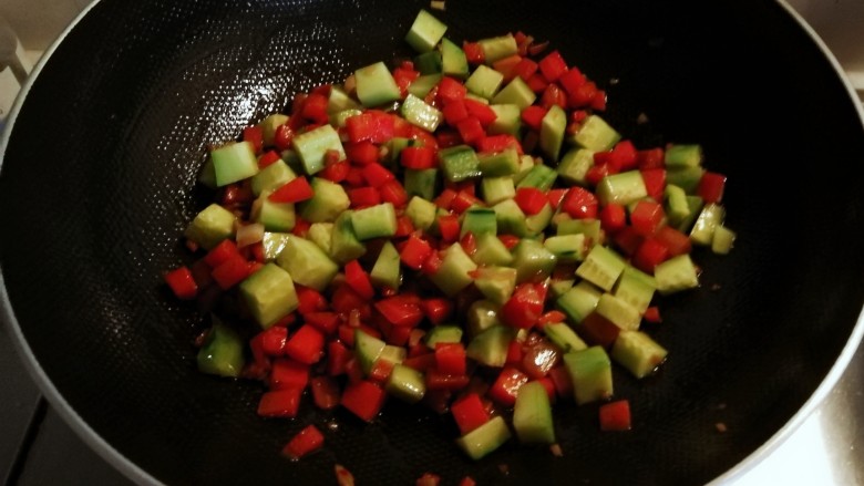 黄瓜炒胡萝卜,黄瓜翻炒断生即可关火出锅。