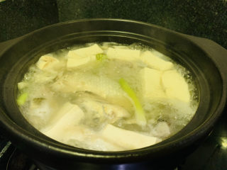 鱼头豆腐煲,转中小火煲30小时，不要翻动