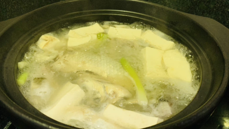 鱼头豆腐煲,转中小火煲30小时，不要翻动