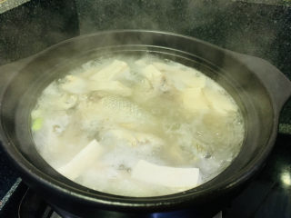 鱼头豆腐煲,大火煮开