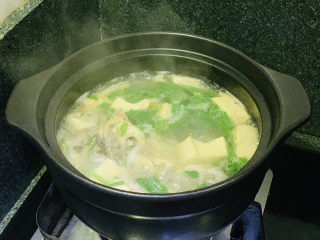 鱼头豆腐煲,加1勺鸡精，1勺盐，撒上蒜叶，芹菜叶