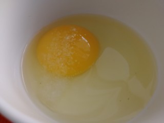 黄瓜炒胡萝卜,一个鸡蛋，加半小勺盐，一汤匙料酒打散。