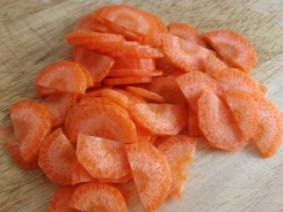 黄瓜炒胡萝卜,切片。