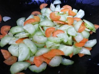 黄瓜炒胡萝卜,加黄瓜片，文火翻炒均匀。