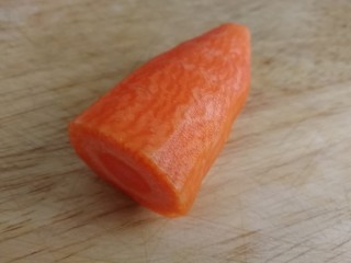 黄瓜炒胡萝卜,半个胡萝卜。