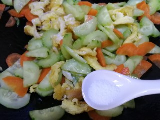 黄瓜炒胡萝卜,加半小勺盐，增味。