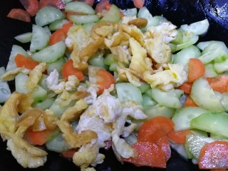 黄瓜炒胡萝卜,放入鸡蛋，文火炒匀。