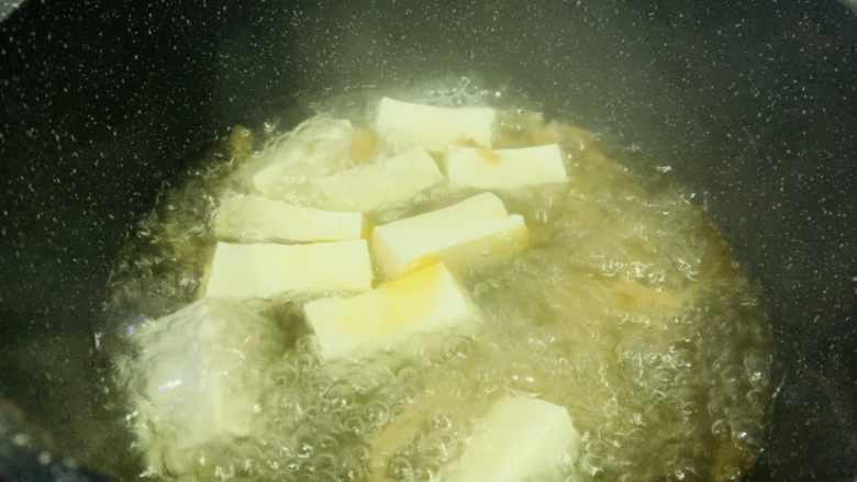榨菜豆腐汤,大火煮开，转中火煮3分钟