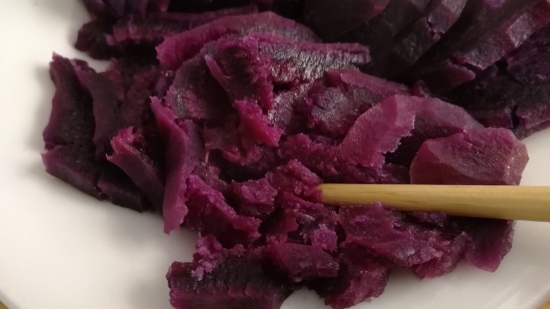 紫薯布丁,隔水上锅蒸15分钟，筷子可以扎烂就可以了。