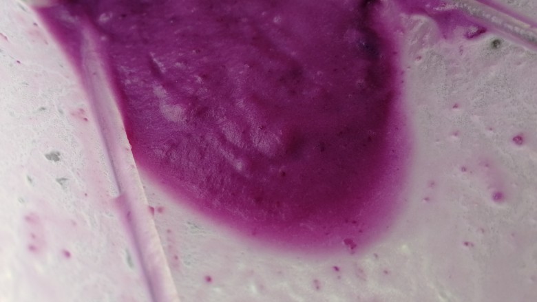 紫薯布丁,打成细腻的糊状。