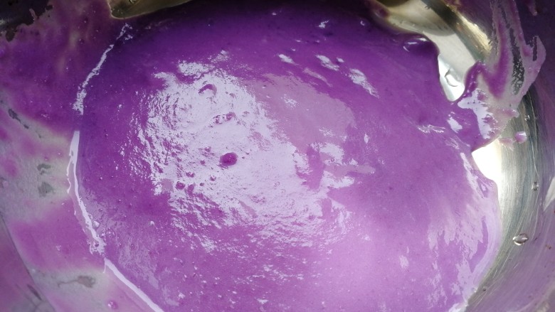 紫薯布丁,紫薯糊倒入小奶锅中。