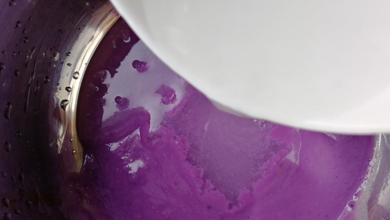紫薯布丁,倒入融化了白凉粉的纯净水。