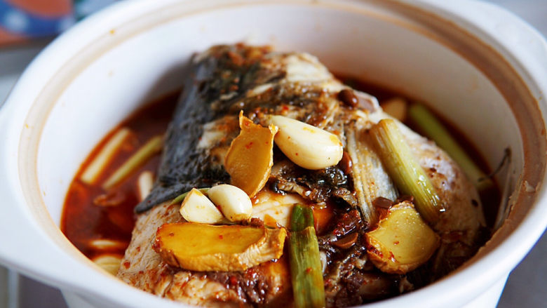 鱼头豆腐煲,倒在鱼头焖锅，豆腐切小方块，与鱼头一同，开中小火慢慢炖煮。大约炖煮十五分钟～二十分钟。