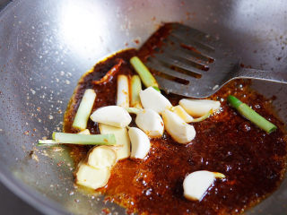 鱼头豆腐煲,锅留底油，将黄豆酱炒出红油，放入切葱姜蒜煸出香味。