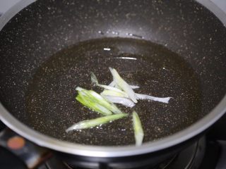 清炒白萝卜,锅里烧热油，下葱白炒香