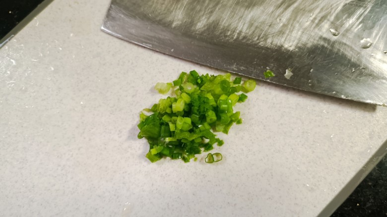 蚝汁素鲍鱼,绿色部分切成葱花