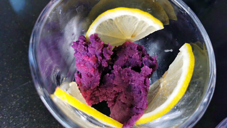 紫薯布丁,填入杯底