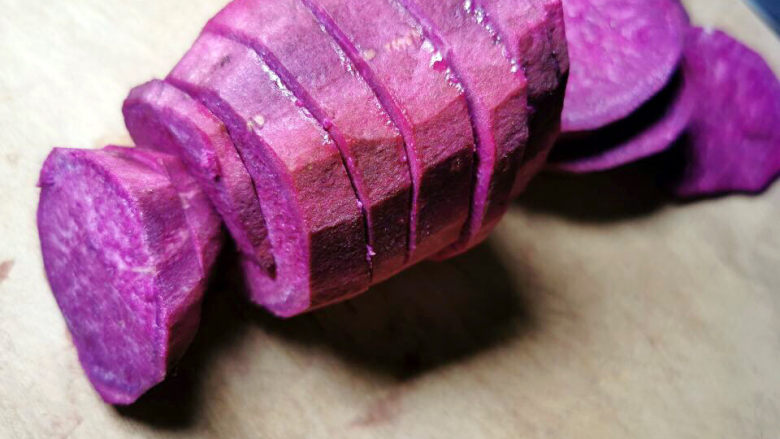 紫薯布丁,紫薯去皮切片