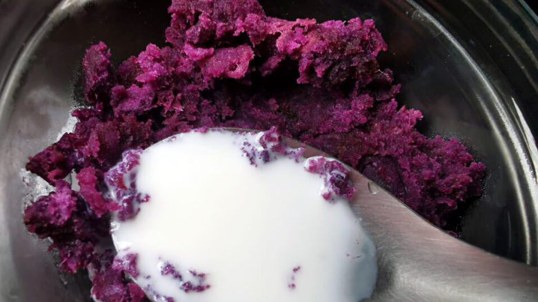 紫薯布丁,取1/4紫薯泥加入一勺牛奶与少许的<a style='color:red;display:inline-block;' href='/shicai/ 10588'>糖</a>拌匀
