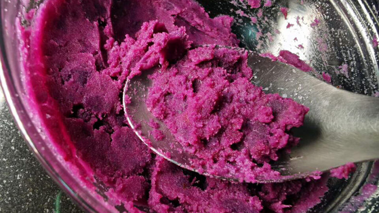 紫薯布丁,取出捣成泥
