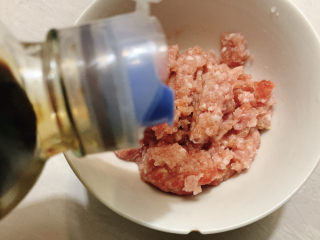 肉丸粉丝汤,酱油适量增加酱香，搅拌均匀