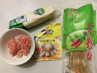 肉丸粉丝汤,主要食材如图所示示意，猪肉沫、粉丝、酸汤、金针菇。