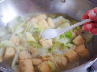 油豆腐炒白菜,加盐调味。