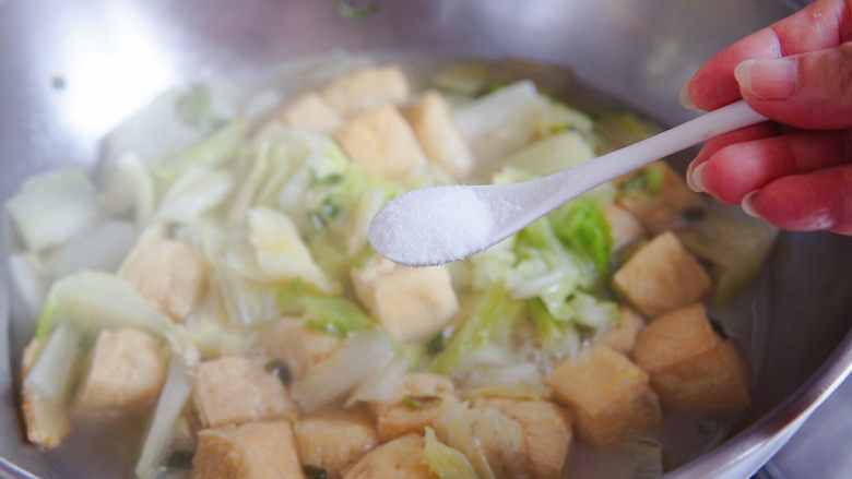 油豆腐炒白菜,加盐调味。