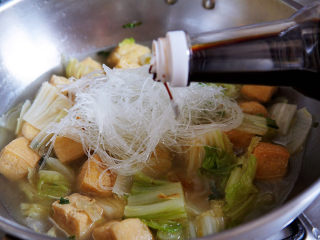 油豆腐炒白菜,出锅前加入一汤匙生抽提鲜调色。