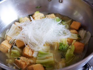 油豆腐炒白菜,粉丝泡软后，加入锅中，再次煮开即可。