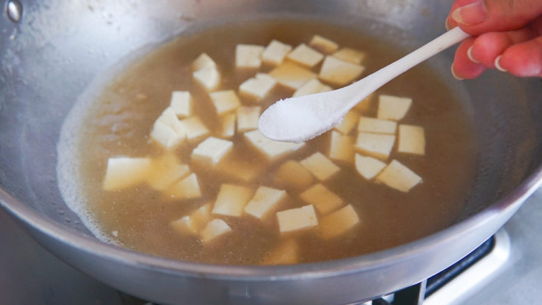 榨菜豆腐汤,加盐调味。