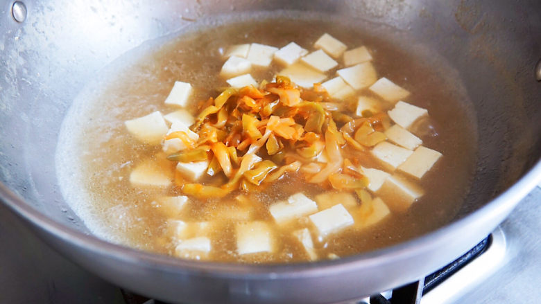 榨菜豆腐汤,加入榨菜丝再次煮开。