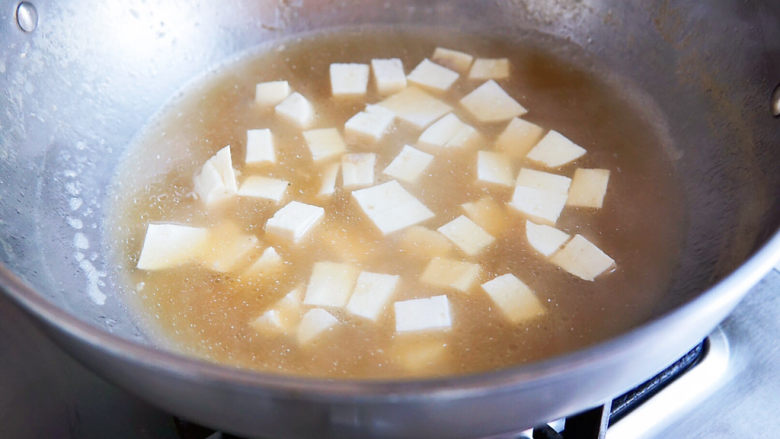 榨菜豆腐汤,加入豆腐煮开