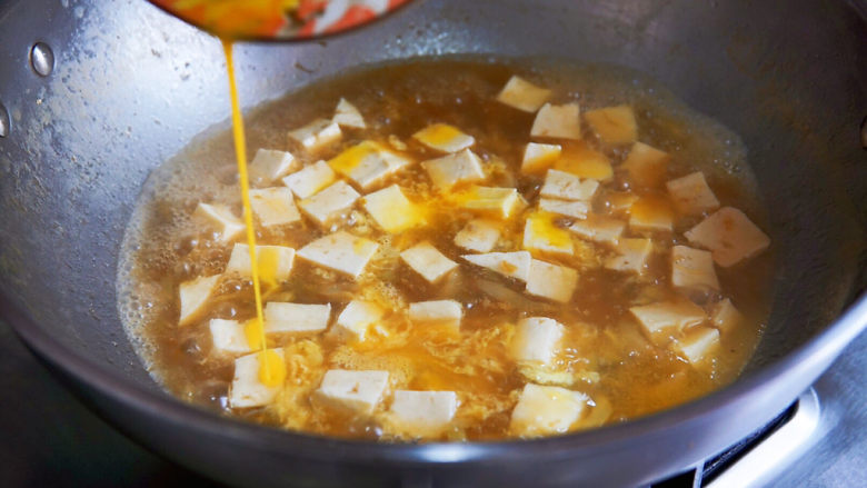 榨菜豆腐汤,淋入锅中。