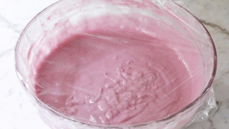 紫薯发糕,盖上保鲜膜静置半小时