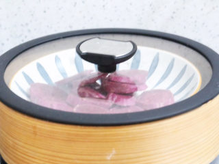 紫薯发糕,红薯去皮洗净切成薄片，放入蒸锅中蒸熟